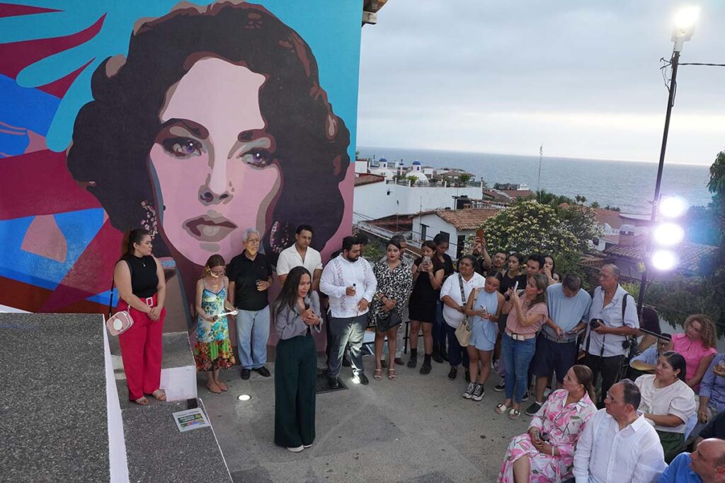 Inauguran mural de Liz Taylor en el centro de Puerto Vallarta 03 On Bahia Magazine Destinos Cultura Entrada
