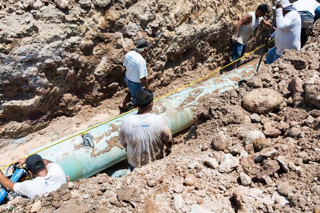 Interviene SEAPAL oportunamente linea que abastece a parte alta de El Pitillal 03