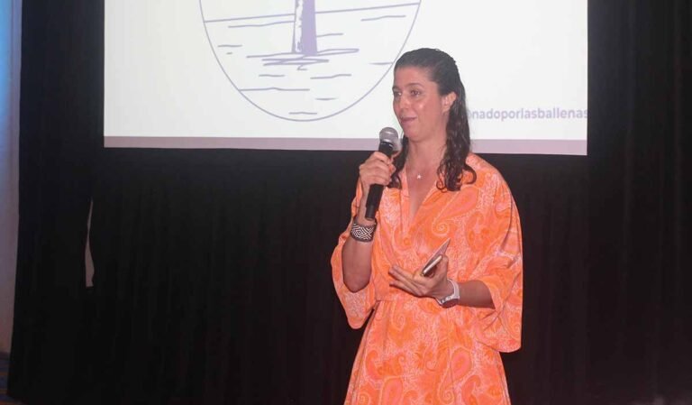 Nado con causa a favor de la conservación de la ballena jorobada y el ecosistema marino