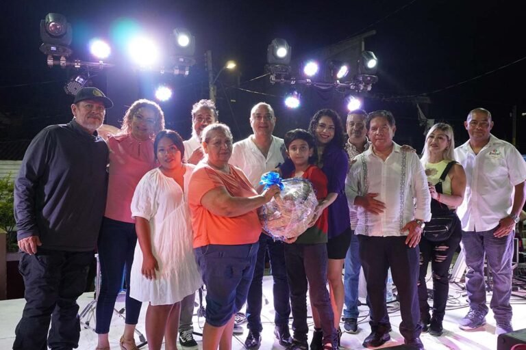 Llevan alegría a las mamás de El Pitillal