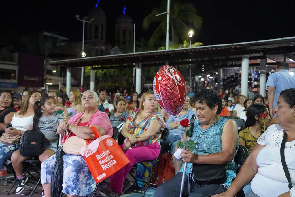 Llevan alegria a las mamas de El Pitillal 04 On Bahia Magazine Destinos Ayuntamiento de Puerto Vallarta Entrada