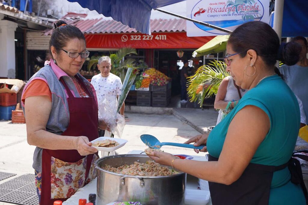 Locatarios del mercado 5 de Diciembre festejan a las mamas 01 On Bahia Magazine Destinos 10 de mayo Evento