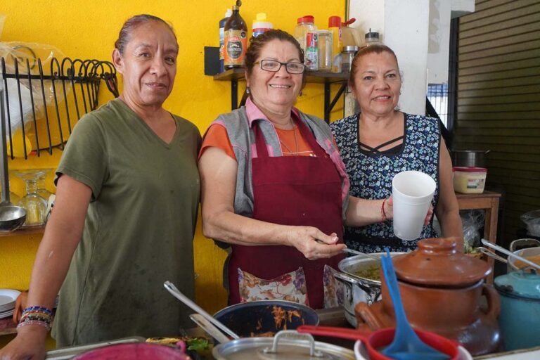 Locatarios del mercado 5 de Diciembre festejan a las mamás