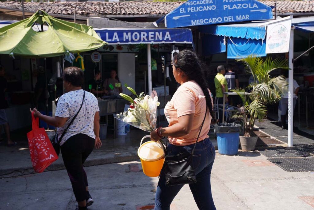 Locatarios del mercado 5 de Diciembre festejan a las mamas 04 On Bahia Magazine Destinos 10 de mayo Evento