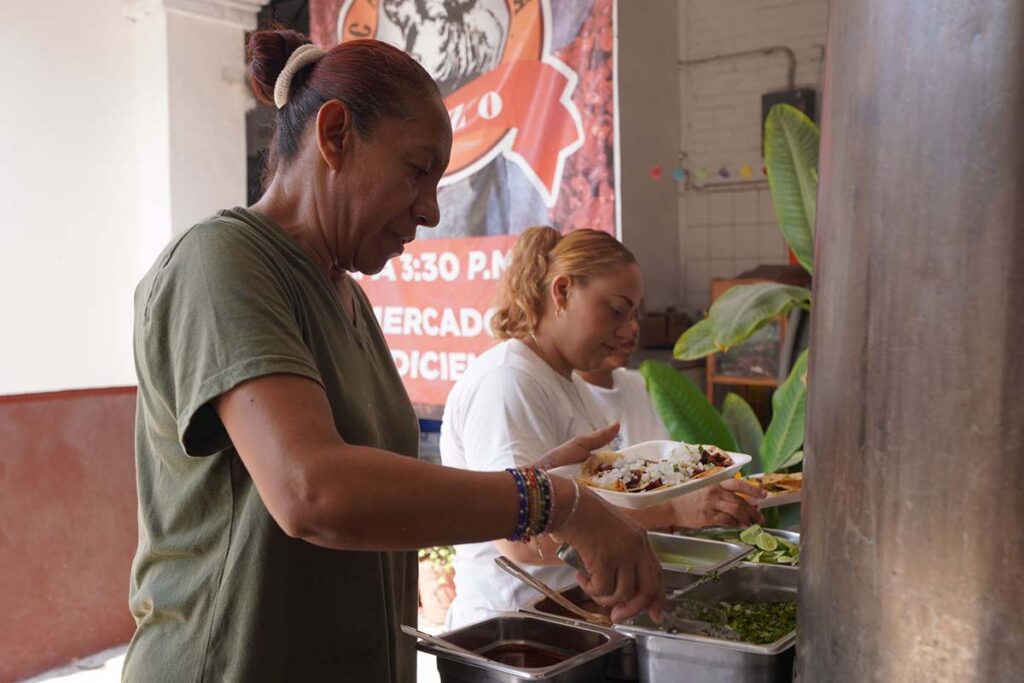 Locatarios del mercado 5 de Diciembre festejan a las mamas 07 On Bahia Magazine Destinos 10 de mayo Evento