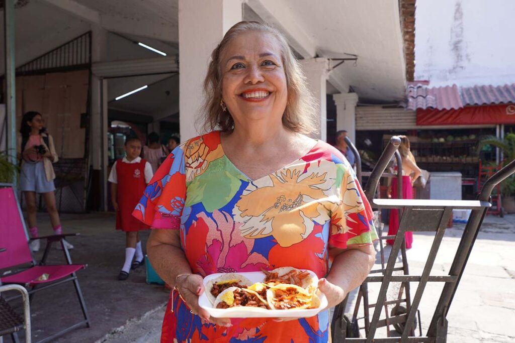 Locatarios del mercado 5 de Diciembre festejan a las mamas 08 On Bahia Magazine Destinos 10 de mayo Evento