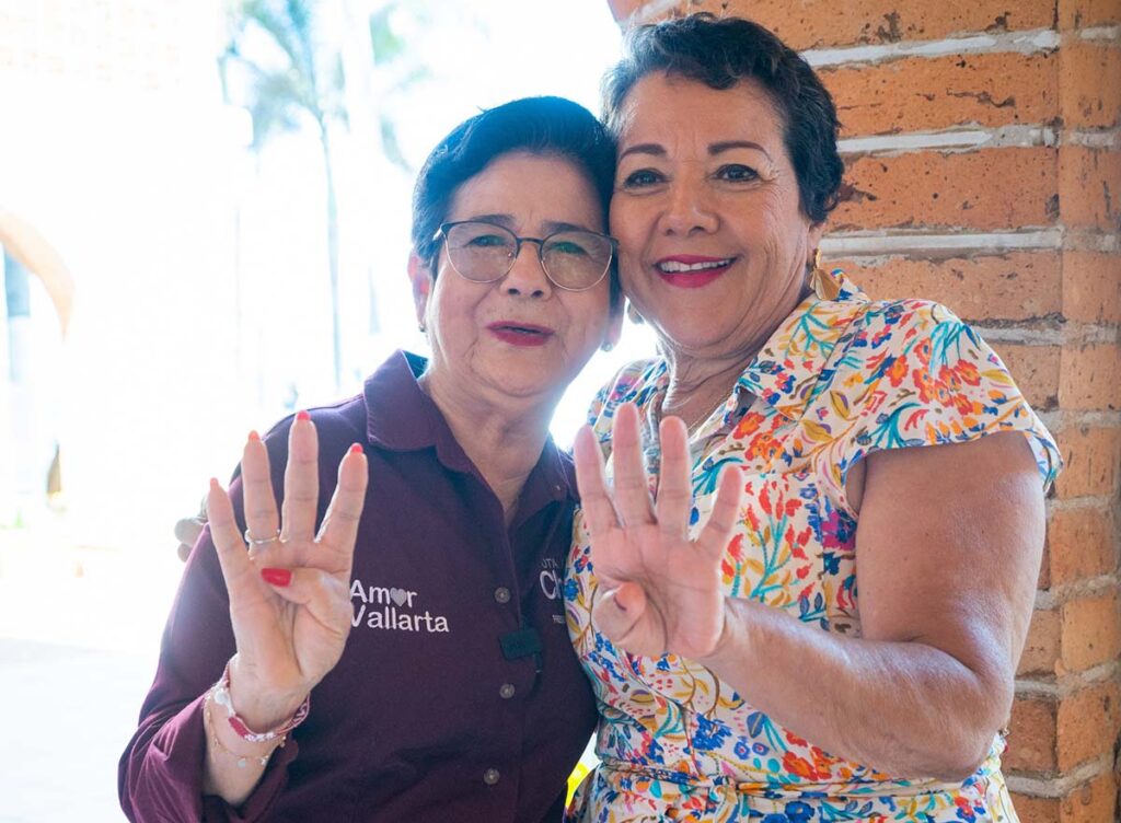 Los profesores celebran con Chuyita Lopez 01 On Bahia Magazine Destinos Elecciones 2024 Entrada