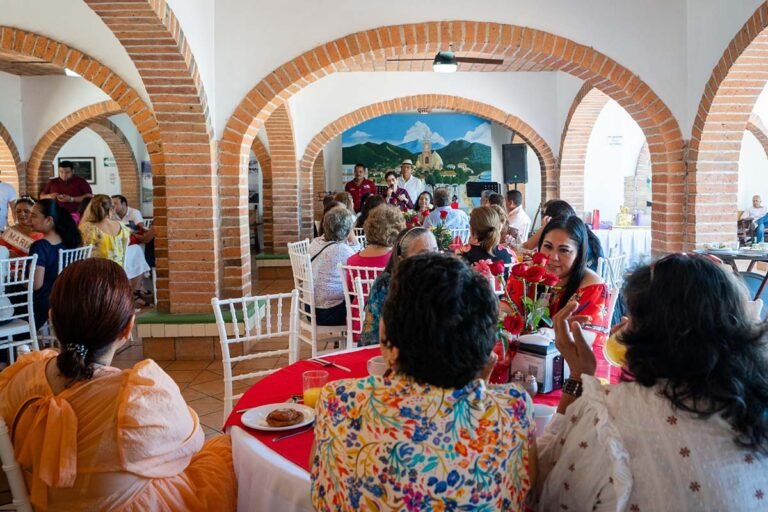 Los profesores celebran con Chuyita López