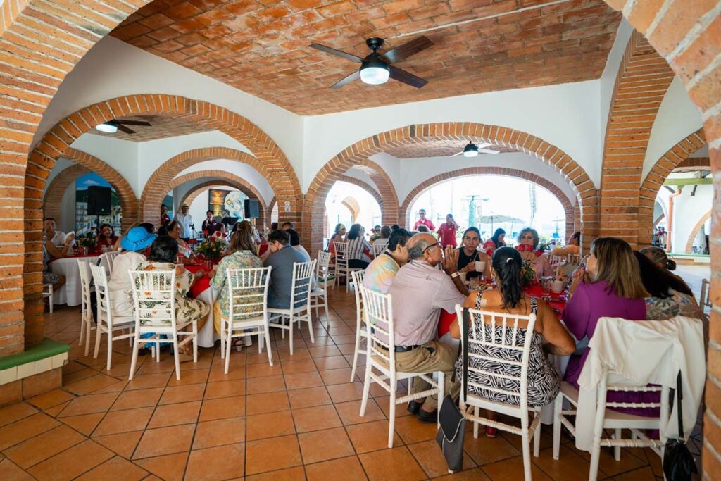 Los profesores celebran con Chuyita Lopez 03 On Bahia Magazine Destinos Elecciones 2024 Entrada