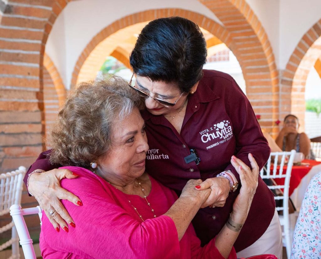 Los profesores celebran con Chuyita Lopez 04 On Bahia Magazine Destinos Elecciones 2024 Entrada