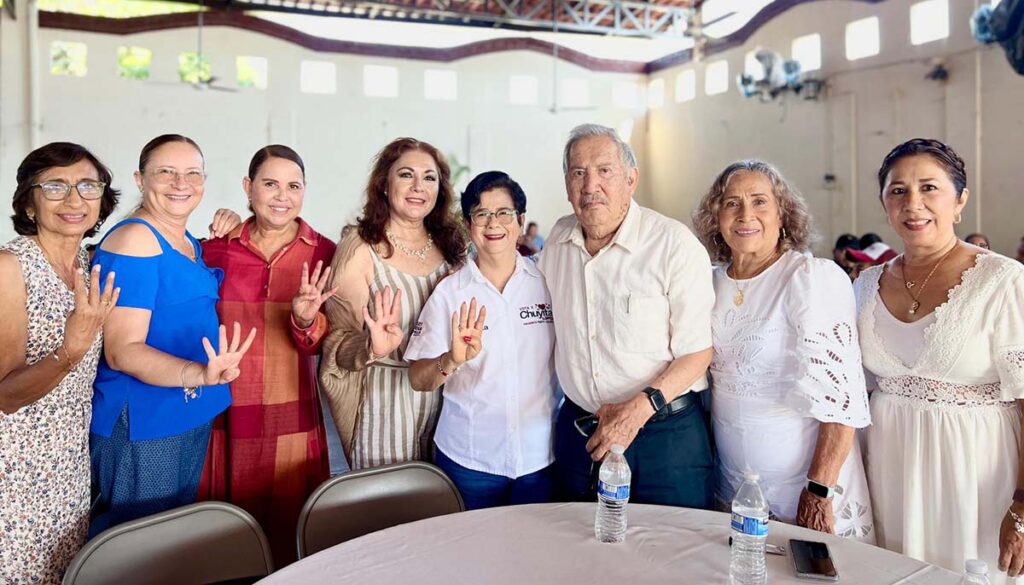 Los profesores celebran con Chuyita Lopez 06 On Bahia Magazine Destinos Elecciones 2024 Entrada