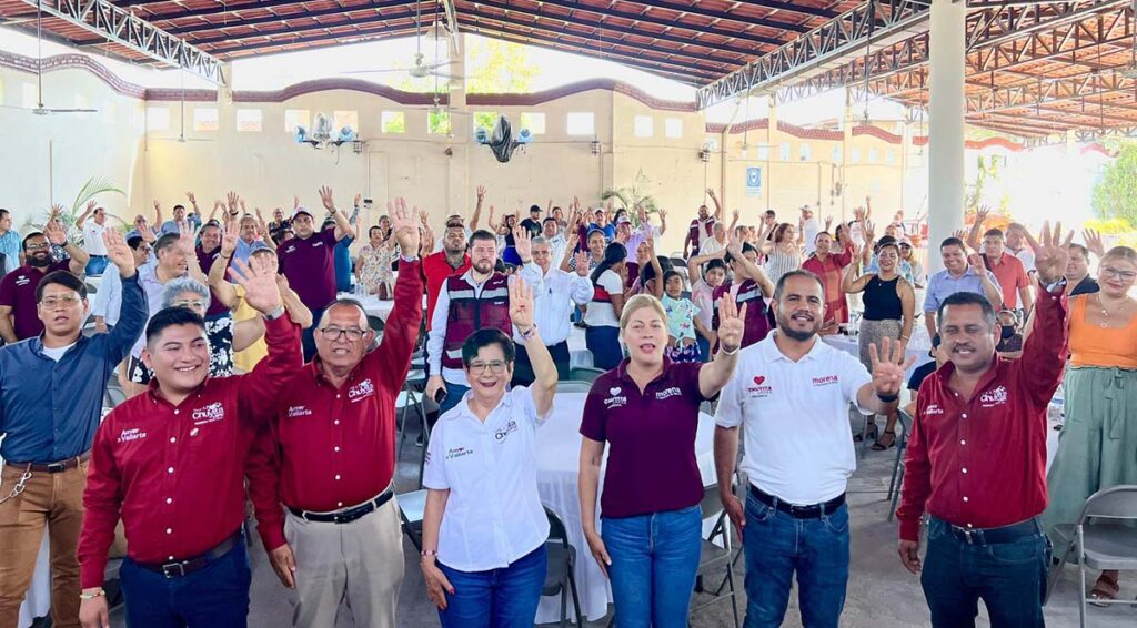 Los profesores celebran con Chuyita Lopez 07 On Bahia Magazine Destinos Elecciones 2024 Entrada