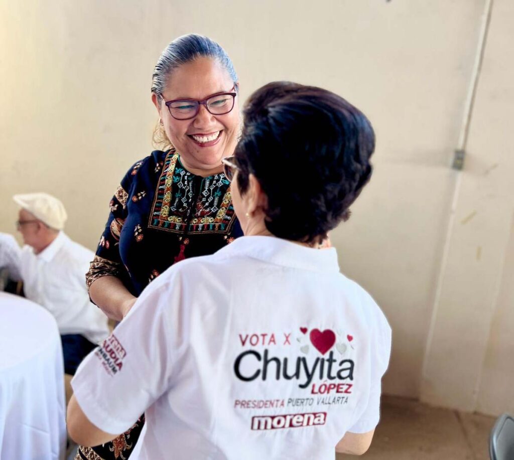 Los profesores celebran con Chuyita Lopez 08 On Bahia Magazine Destinos Elecciones 2024 Entrada