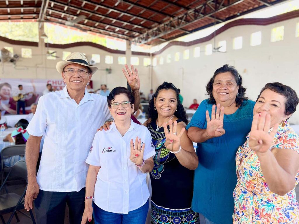 Los profesores celebran con Chuyita Lopez 10 On Bahia Magazine Destinos Elecciones 2024 Entrada