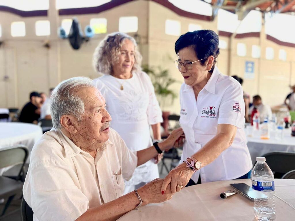 Los profesores celebran con Chuyita Lopez 11 On Bahia Magazine Destinos Elecciones 2024 Entrada