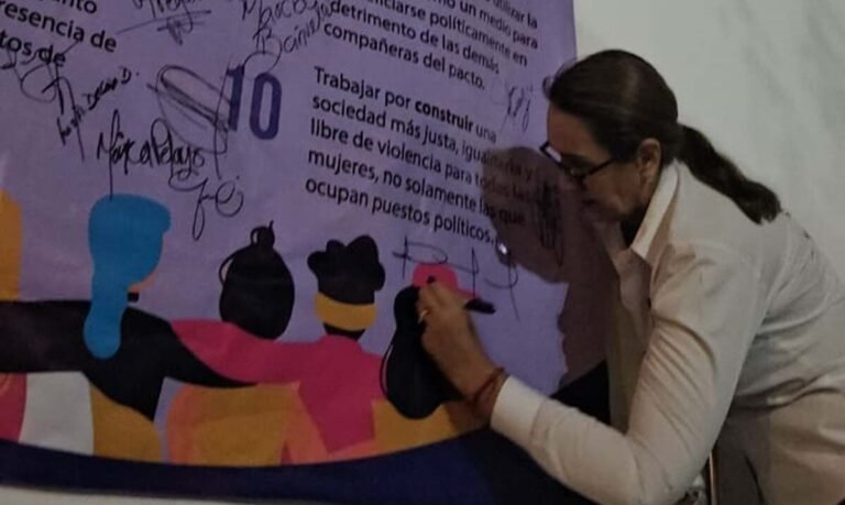 Margarita Quintero firma pacto de sororidad