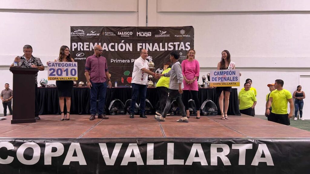 Participa Alcalde interino en la premiacion de la 43a edicion de la Copa Vallarta 02 On Bahia Magazine Destinos Gobierno Entrada