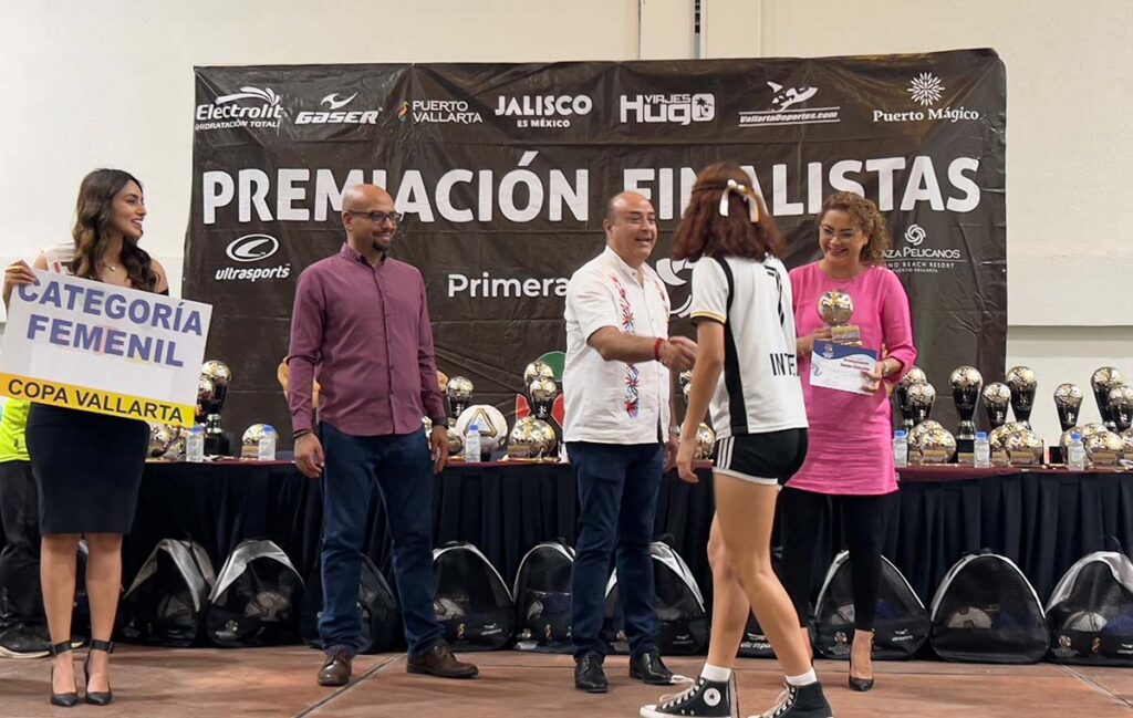 Participa Alcalde interino en la premiacion de la 43a edicion de la Copa Vallarta 06 On Bahia Magazine Destinos Gobierno Entrada