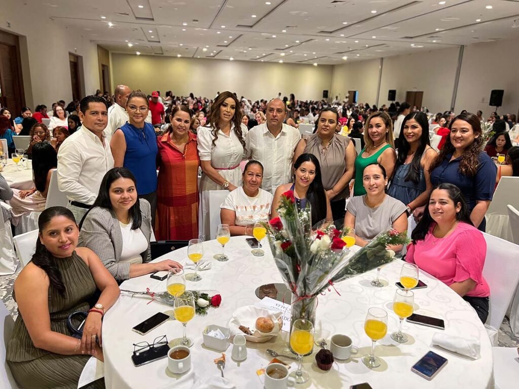 Reconoce Ayuntamiento a madres trabajadoras en su dia 02 On Bahia Magazine Destinos Madres Evento