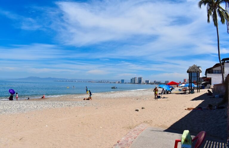 «Descubre la Belleza de la Playa Camarones en Puerto Vallarta»