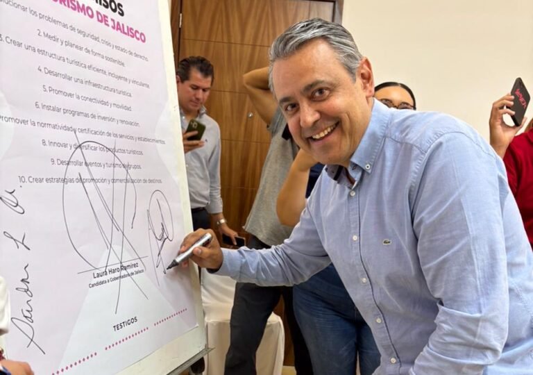 Gerardo López firma compromisos con Laura Haro para Puerto Vallarta