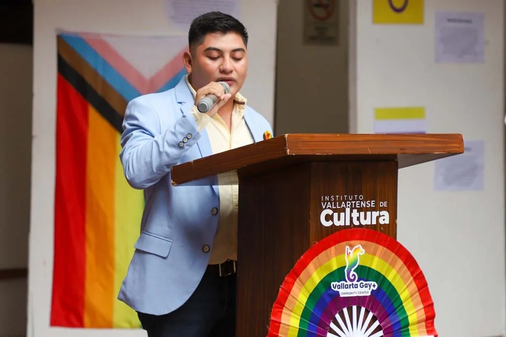 Inauguran exposicion Banderas del Orgullo Un Viaje por la Diversidad 06