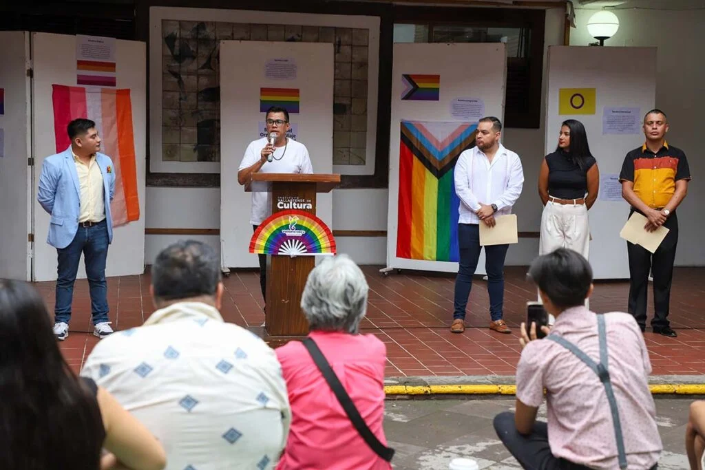 Inauguran exposicion Banderas del Orgullo Un Viaje por la Diversidad 07