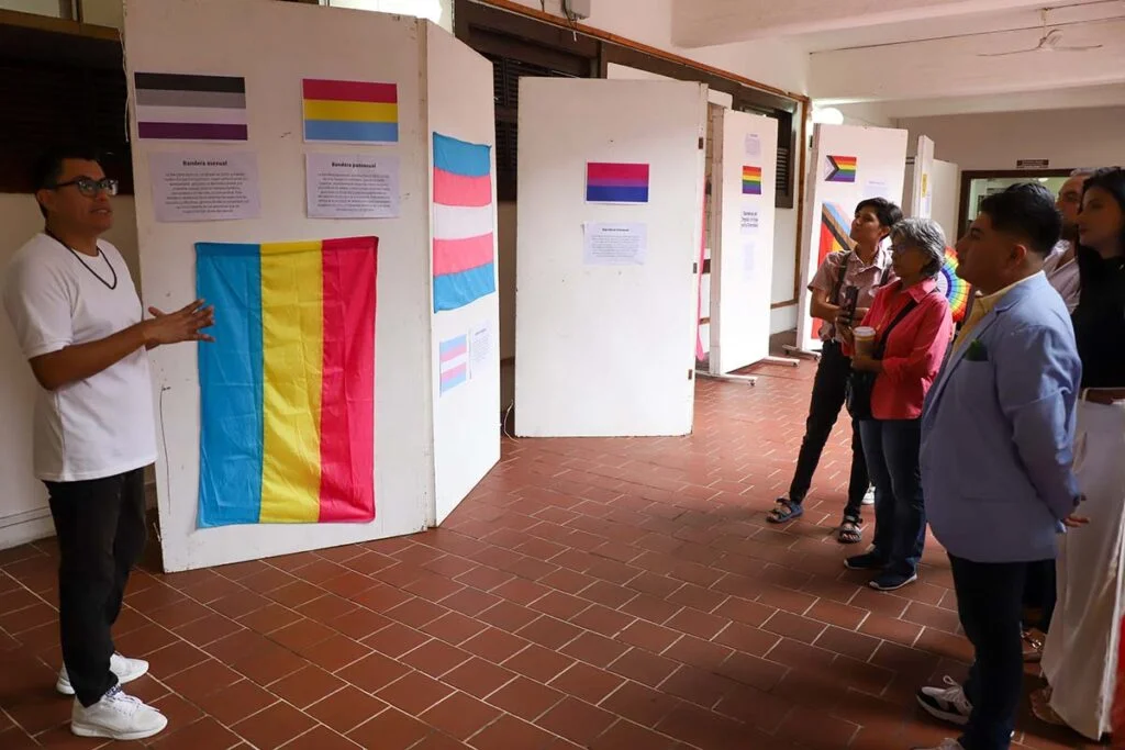 Inauguran exposicion Banderas del Orgullo Un Viaje por la Diversidad 08