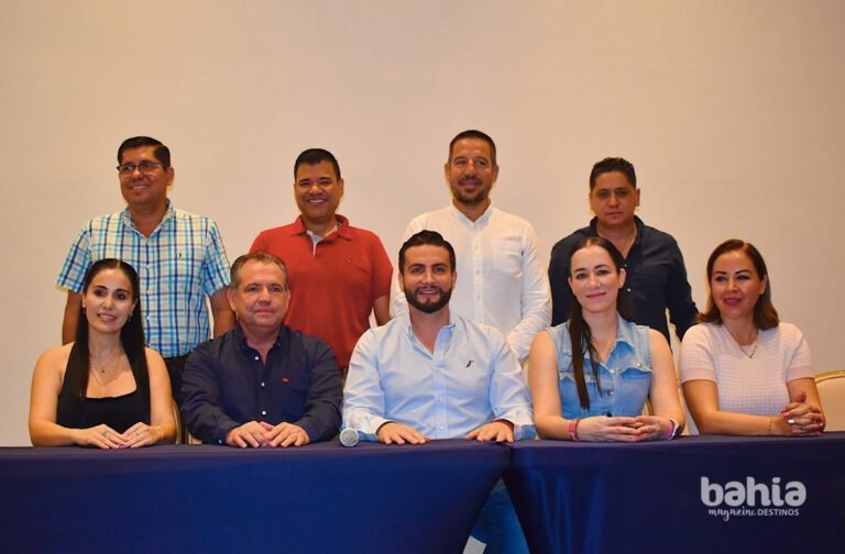Luis Munguía presenta a su equipo de transición