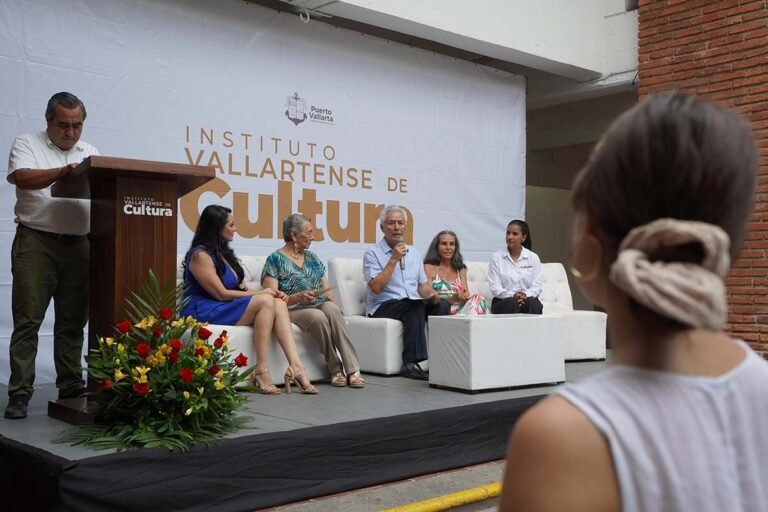 Realizan exposición con causa de la escultora Alicia Bueno