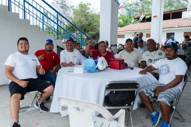 Reconocen a papás que laboran en SEAPAL Vallarta