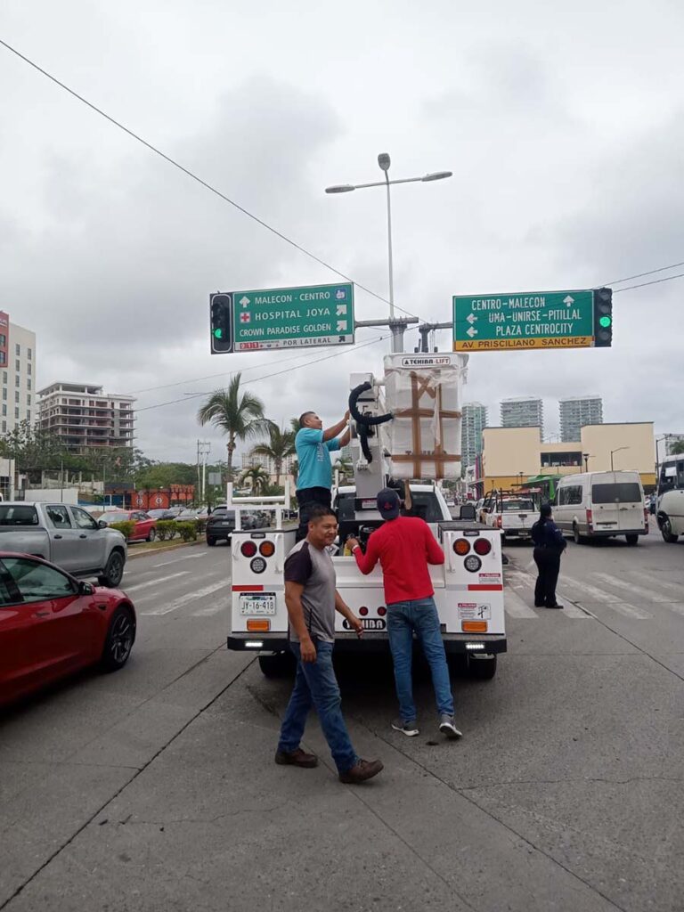 Rehabilitan semaforos afectados por la lluvia 02 On Bahia Magazine Destinos Fotonota Entrada