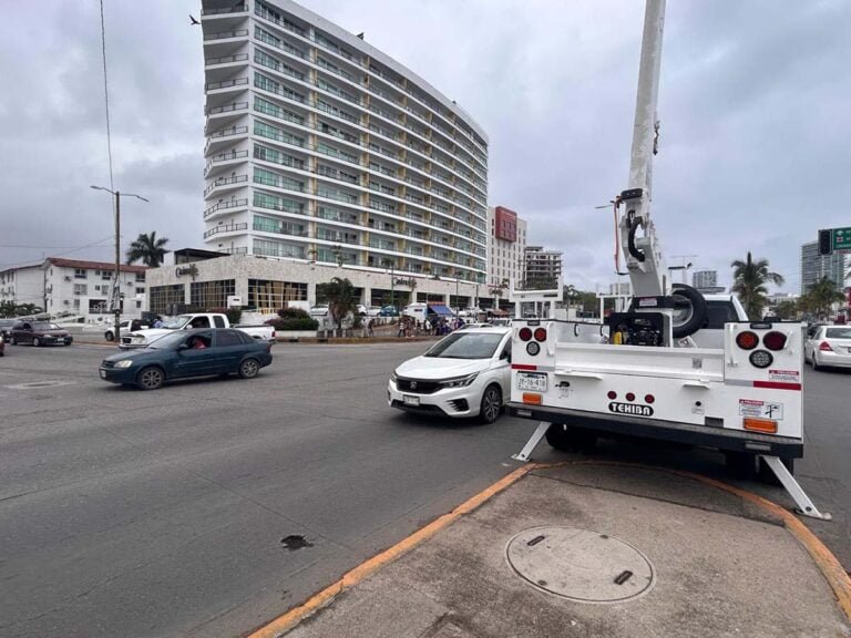 Rehabilitan semáforos afectados por la lluvia