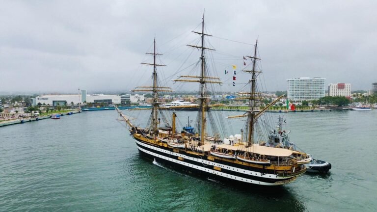 Arribó a Puerto Vallarta el Amerigo Vespucci, el barco «más hermoso del mundo»