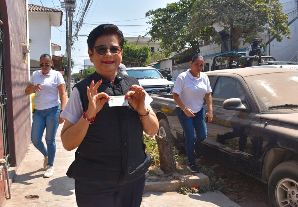 Chuyita López muestra su credencial de elector.