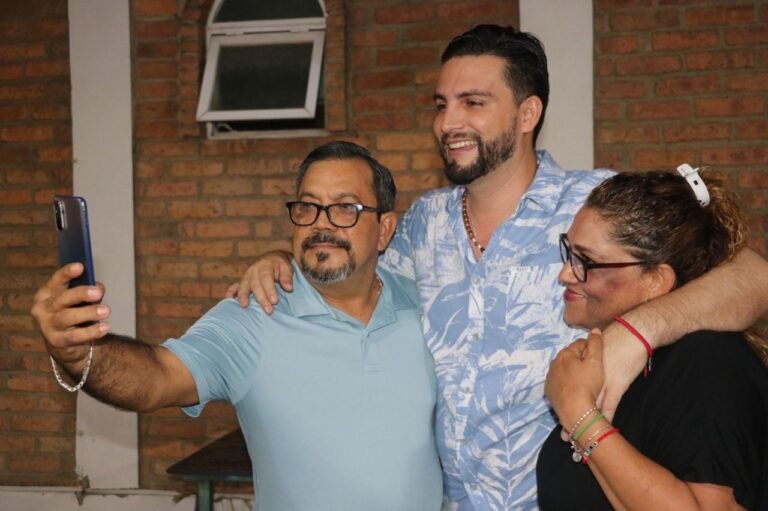 Luis Munguía se reúne con las familias de Ixtapa para agradecerles su apoyo