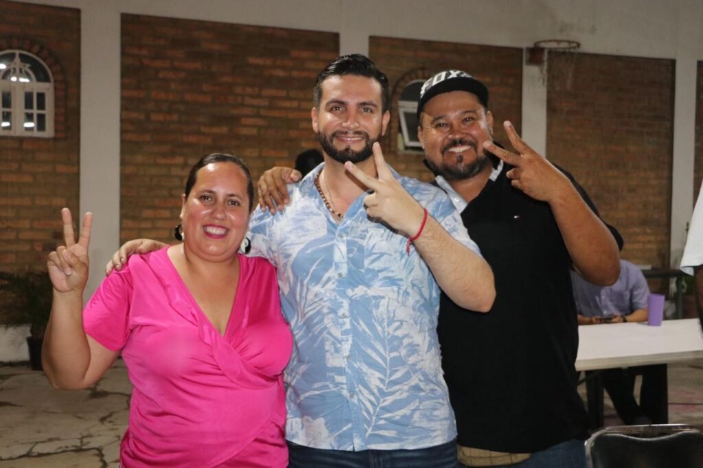 luis munguia con familias de ixtapa 6