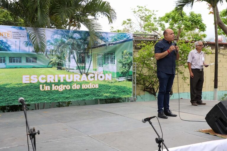 Celebran entrega de escrituras de la Casa del Maestro Jubilado