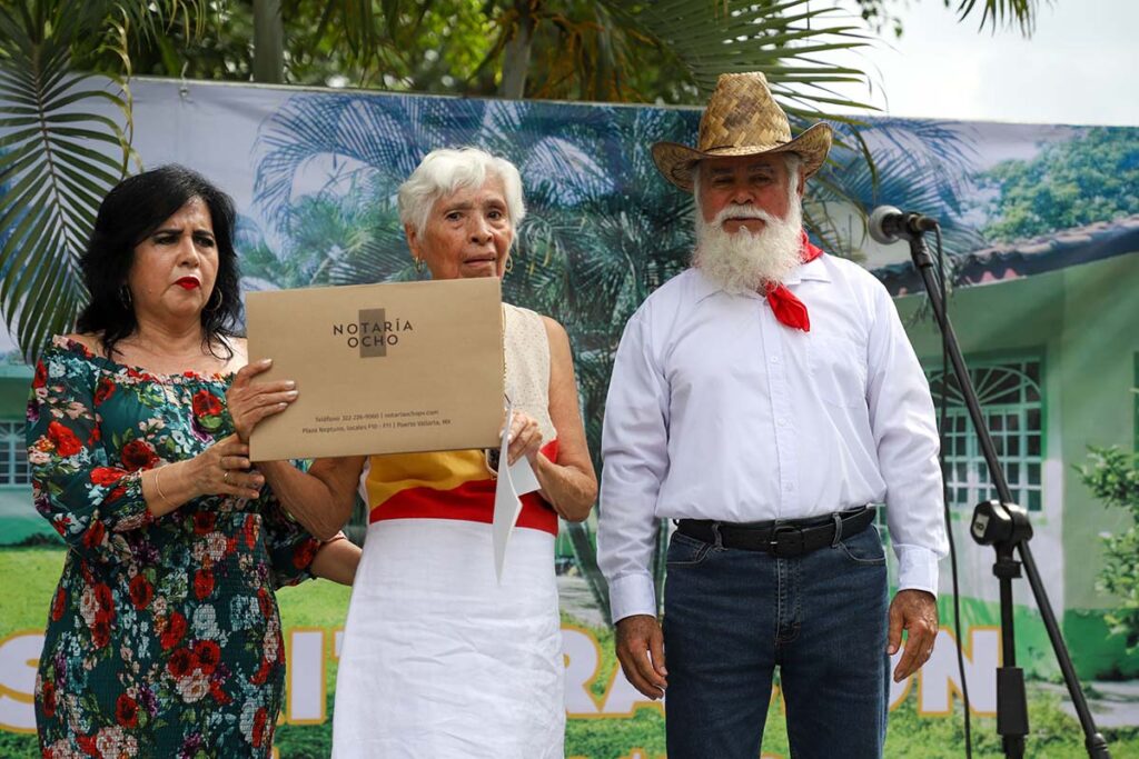 Celebran entrega de escrituras de la Casa del Maestro Jubilado 04 On Bahia Magazine Destinos Ayuntamiento de Puerto Vallarta Entrada