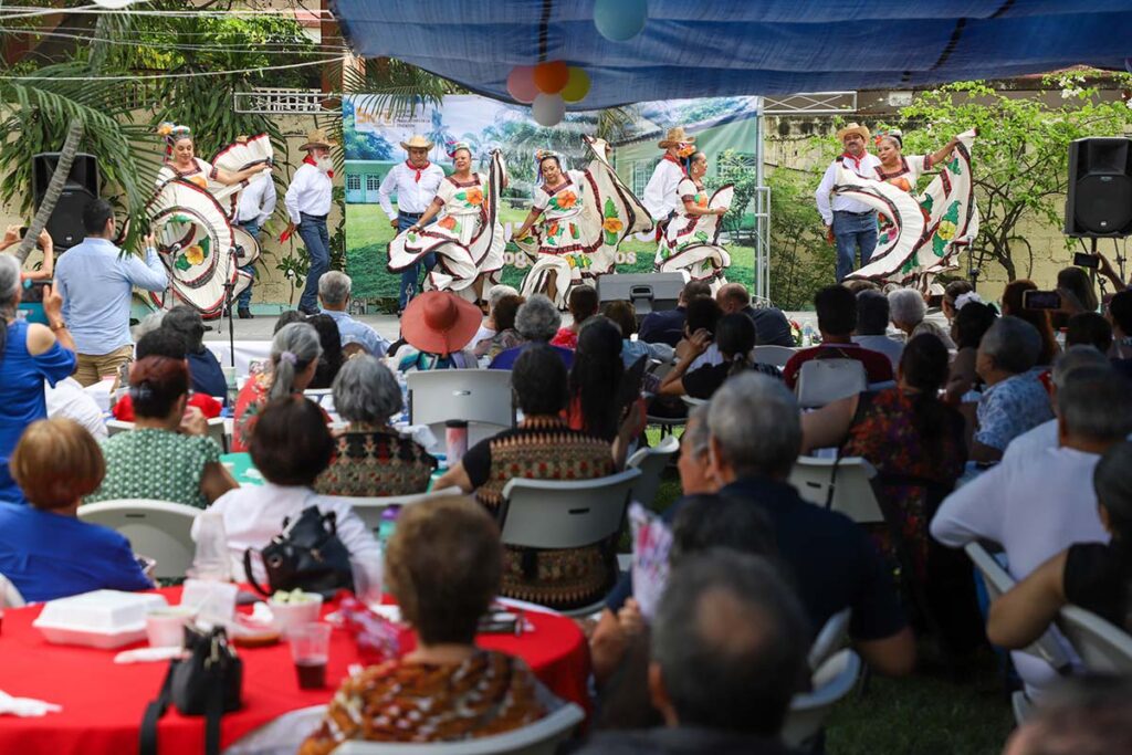 Celebran entrega de escrituras de la Casa del Maestro Jubilado 05 On Bahia Magazine Destinos Ayuntamiento de Puerto Vallarta Entrada