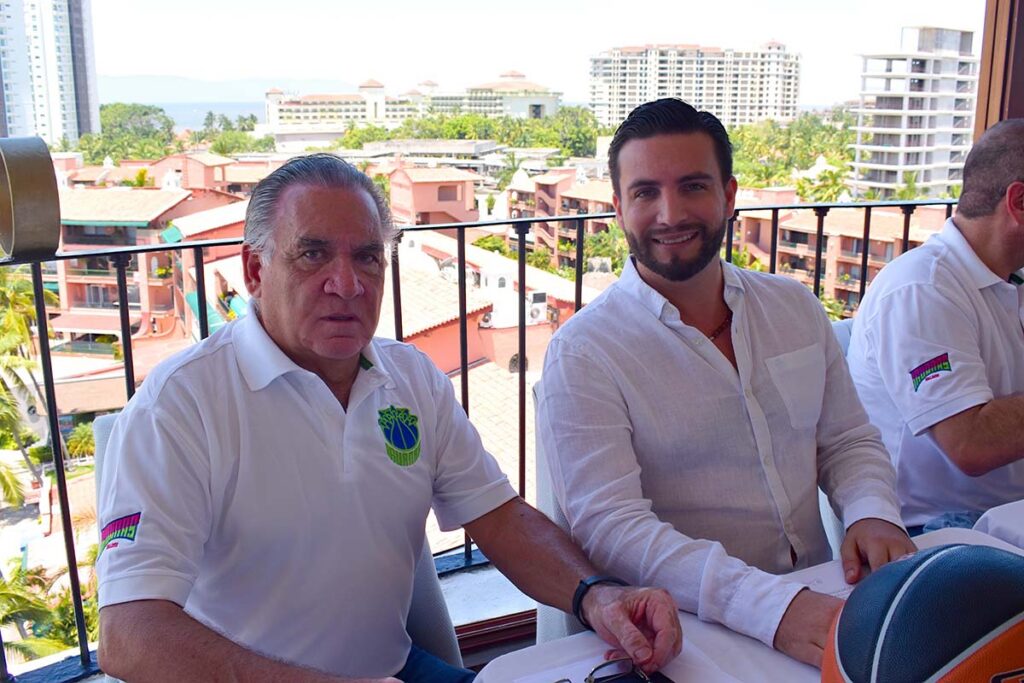 El director deportivo de Iguanas Vallarta Jano Ramirez y El presidente municipal electo Luis Munguia