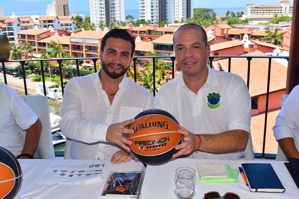 El presidente electo de Puerto Vallarta Luis Ernesto Munguia y El presidente del Club Iguanas Jose Miguel Romero