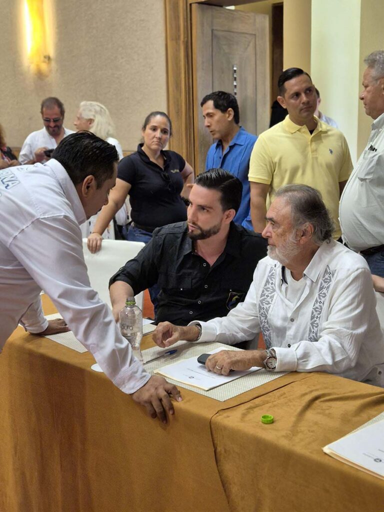 Firman convenio de colaboracion Luis Munguia y residentes de Marina Vallarta 01