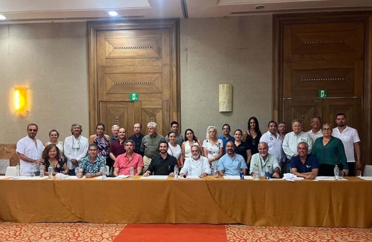 Firman convenio de colaboración Luis Munguía y residentes de Marina Vallarta