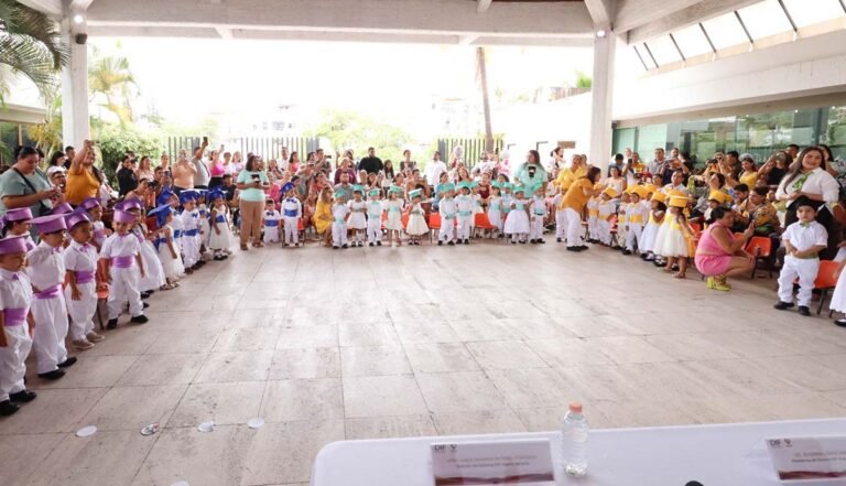 Gradúa DIF Vallarta a becarios de CADIs 2023-2024