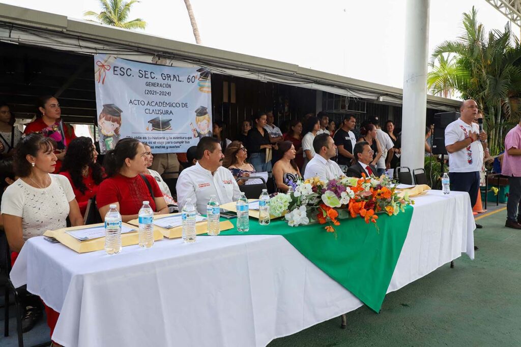 Invita alcalde a alumnos a seguir luchando por sus suenos 01 On Bahia Magazine Destinos Ayuntamiento de Puerto Vallarta Entrada