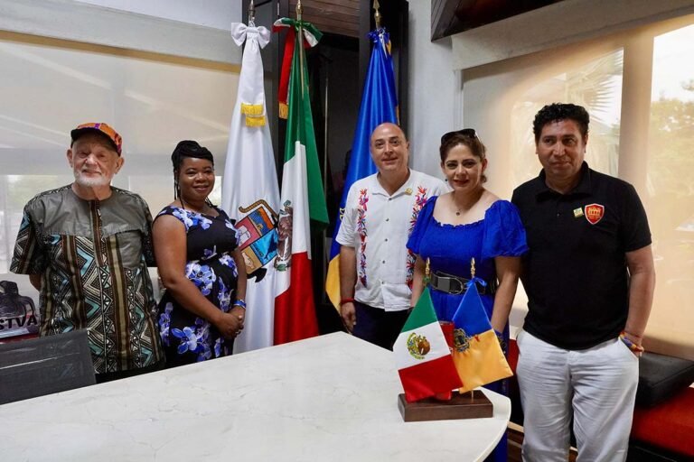 Recibe alcalde visita del reconocido filántropo John David Arnold