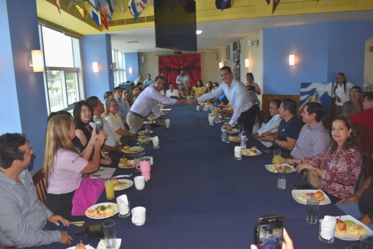 Héctor Santana impulsa organización turística para mejorar experiencia de visitantes