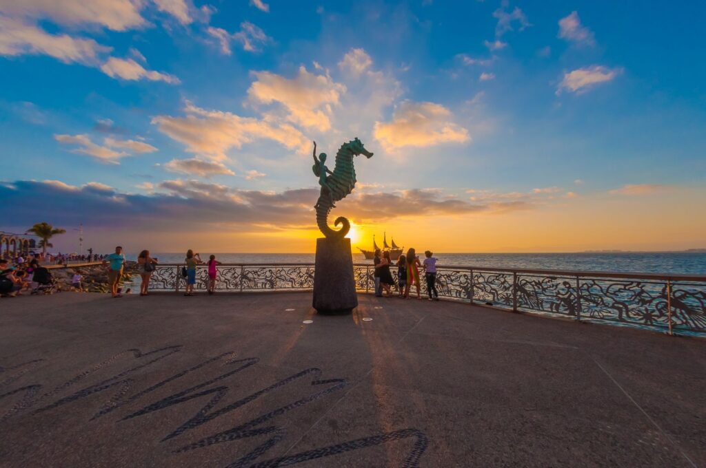 puerto vallarta atardecer escultura caballito de mar On Bahia Magazine Destinos Todo Turismo Entrada