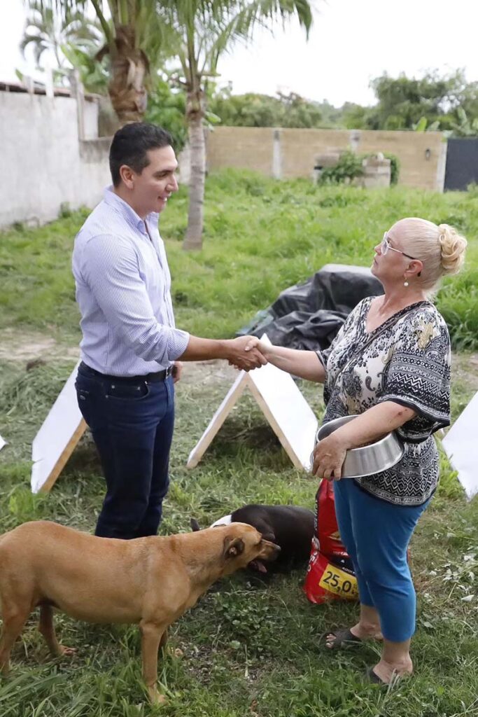 Convierte Hector Santana propaganda en casitas para mascotas 07 On Bahia Magazine Destinos Bahía de Banderas Entrada